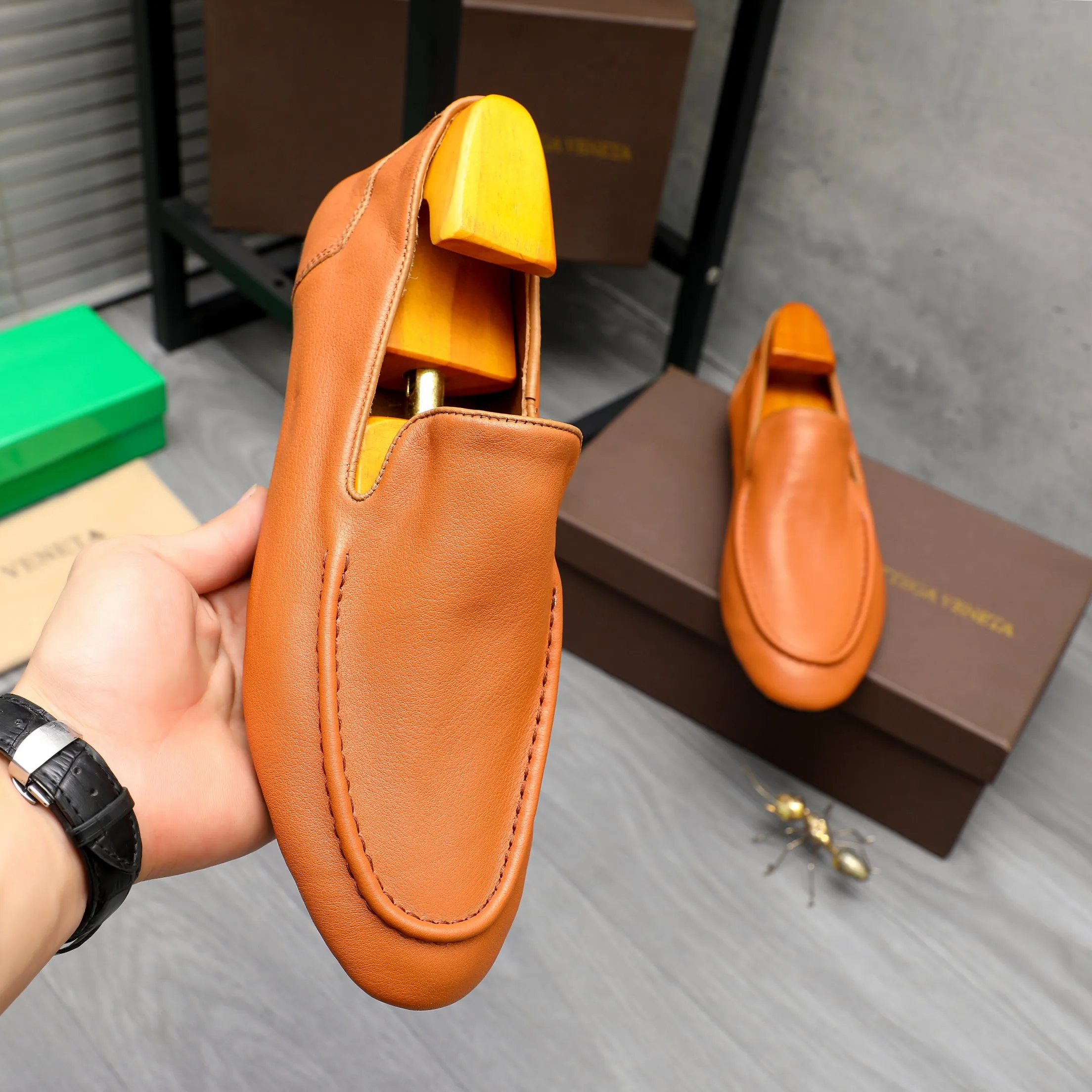 Men's shoes 💰460 Product trademark: BV "Bottega Veneta" soft leather slip-on men's shoes Regular size: 39-45 Product materials: Selected high-quality cowhide upper, cowhide lining, original outsole
